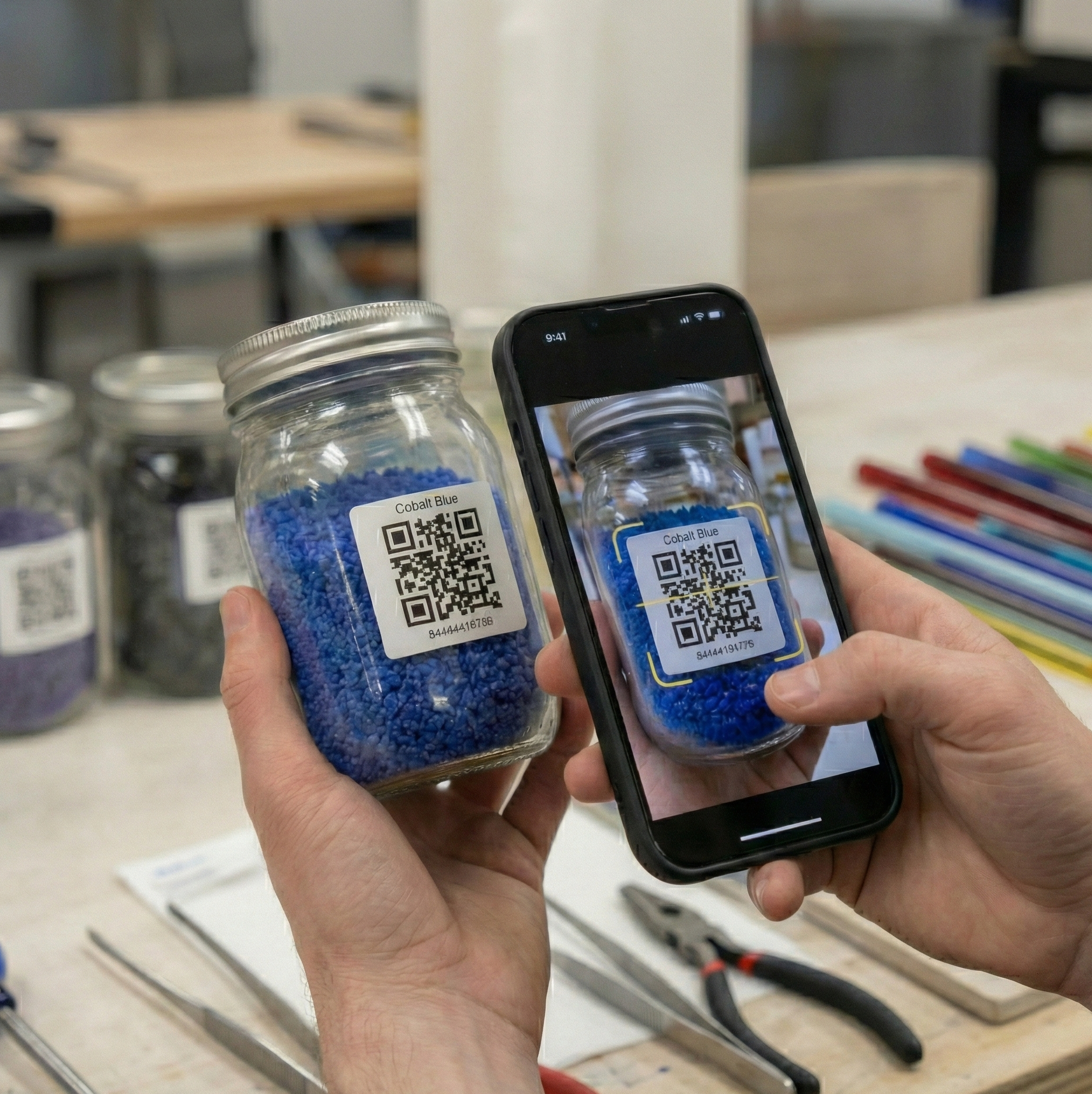 Scanning QR code on glass jar with Molten app